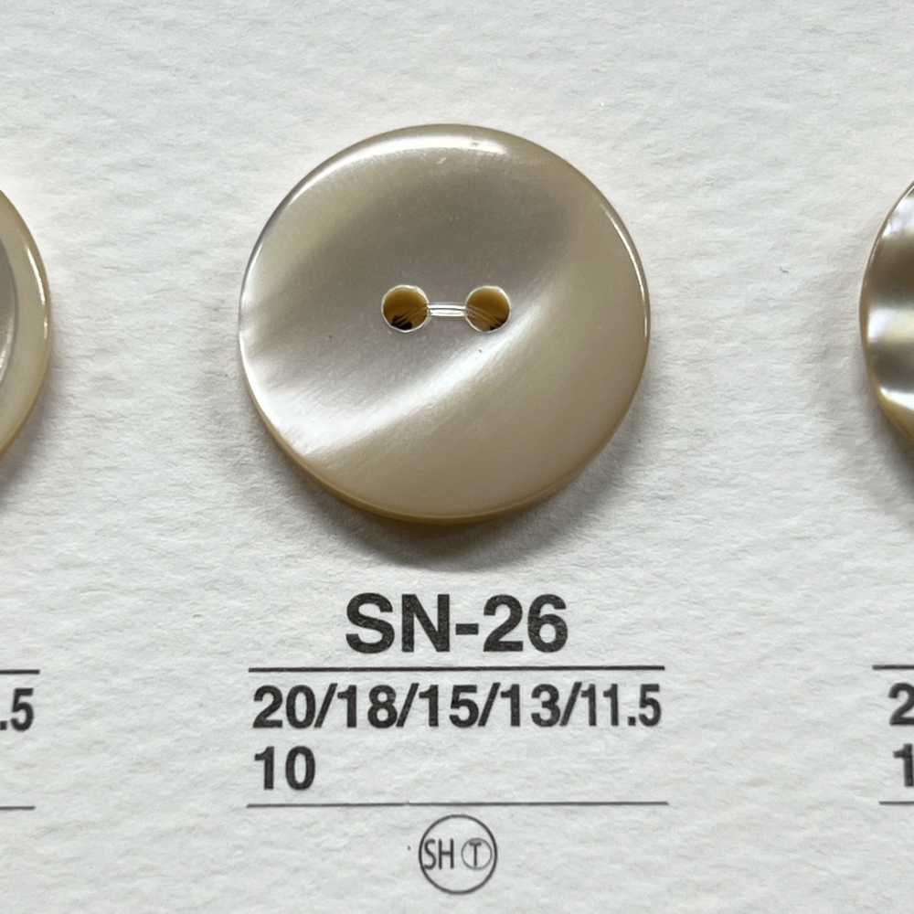 SN26 天然材料由尖尾螺制成 2 孔光泽纽扣 爱丽丝纽扣