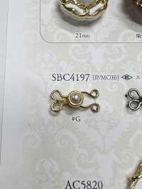 SBC4197 珍珠弹簧钩 爱丽丝纽扣 更多图片