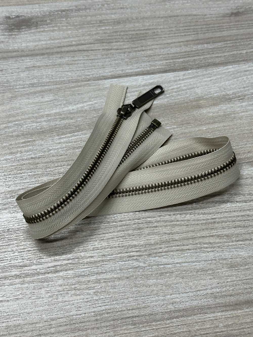 5RGKBOR-OUTLET 金属拉链， 5尺寸，古金色，开口 YKK拉链