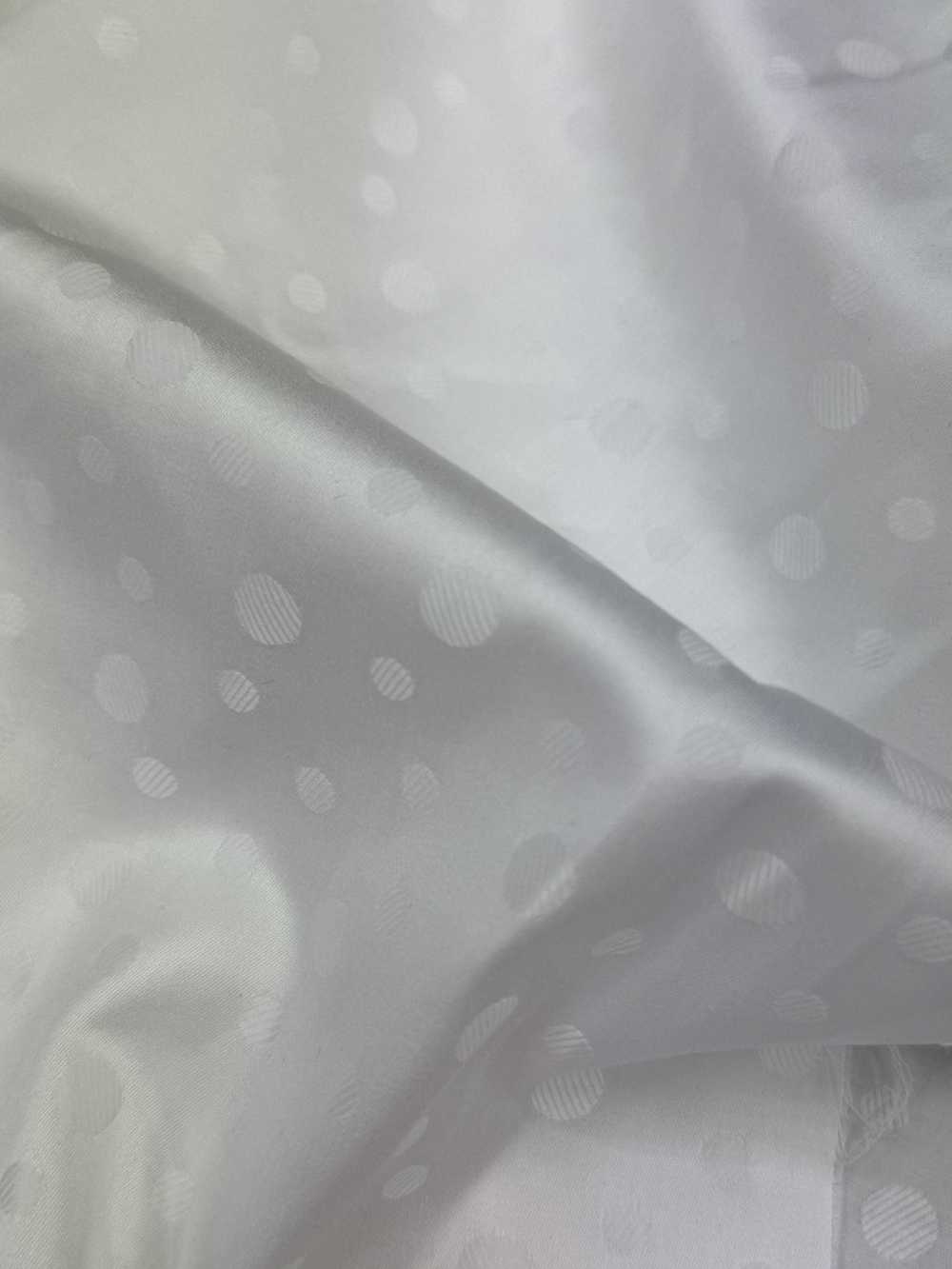 1090 正式场合穿着的白色缎纹，腰部背面。[口袋里料]